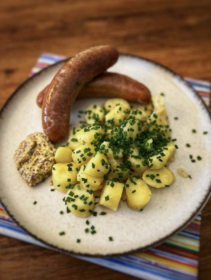 gammeldags varm kartoffelsalat; varm kartoffelsalat; varm kartoffelsalat opskrift